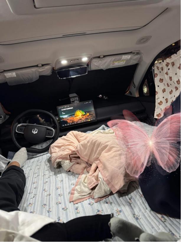 感受一下大床车的好
暑假带小孩出去旅行，真是很不错省了住宿费（虽然大部分还是会住