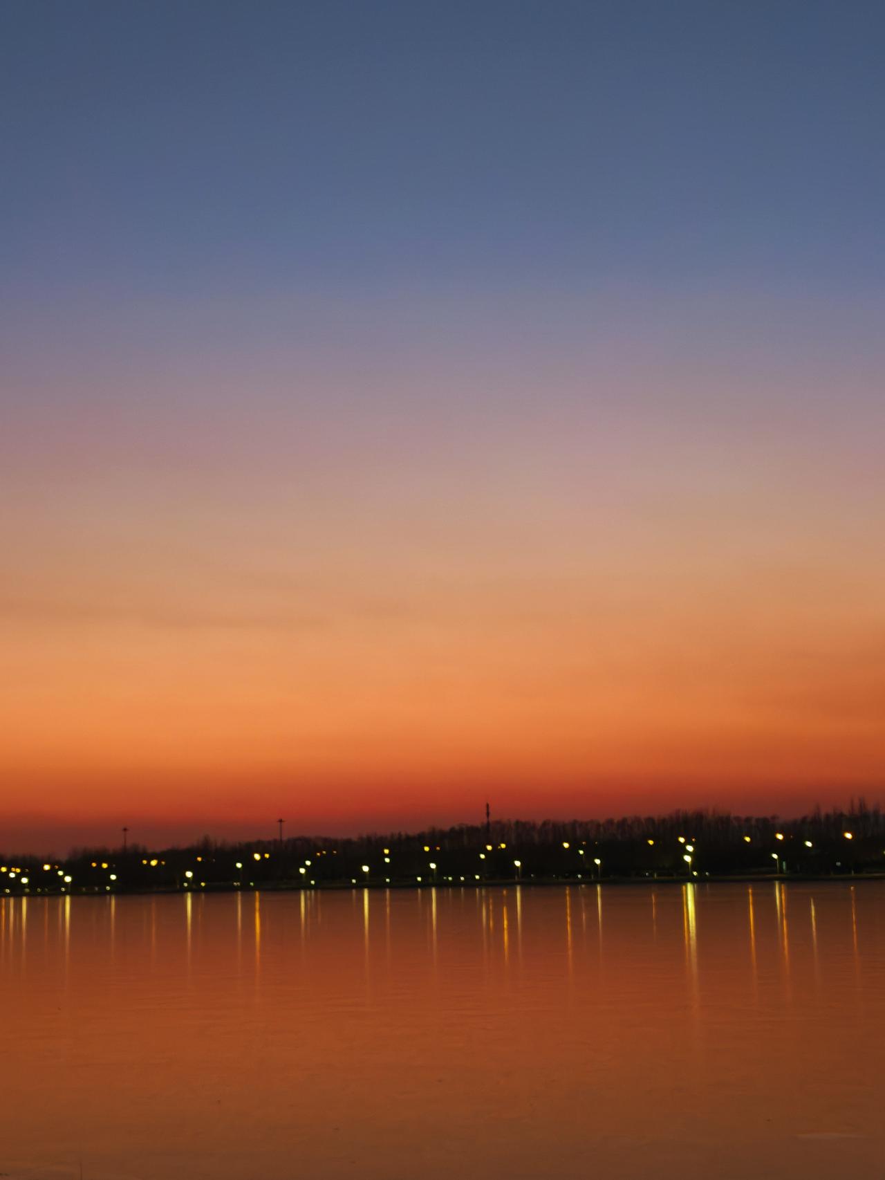 晒图笔记大赛太原汾河公园，落日余晖与璀璨灯光交相辉映。