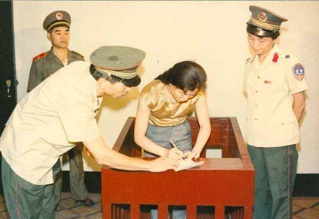 第一个被判死刑的女明星！1992年，武汉刑场上，曾经万众瞩目的“刘三姐”程春莲浑