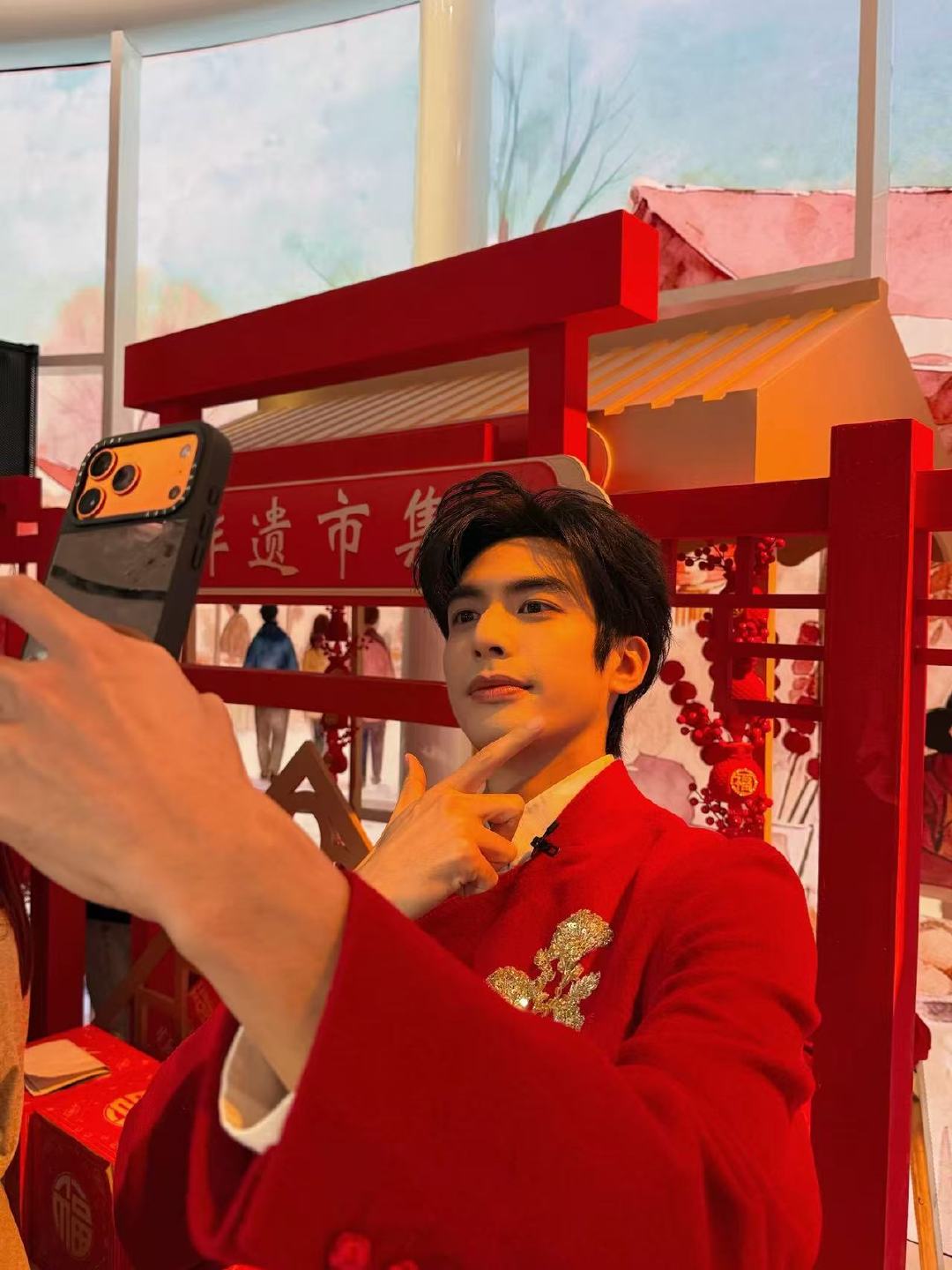 春晚版宋威龙宋威龙自拍留念 帅到词穷 