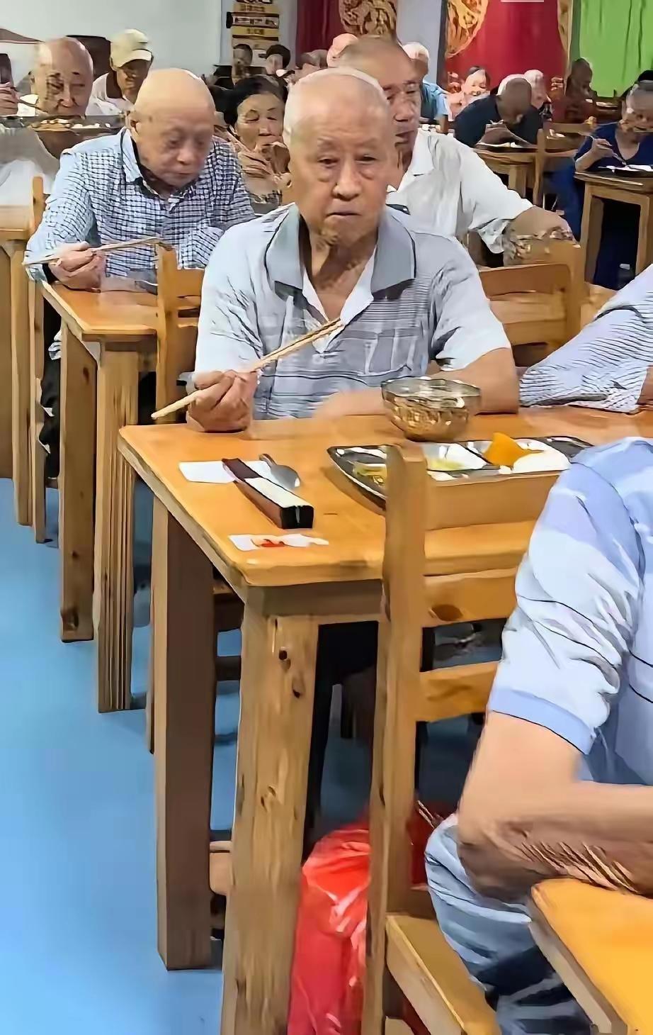 这不是老有所养，
这是老有所学。