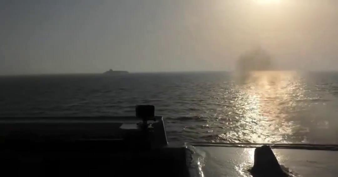 50年来，美军首次对商船开火！
4月20日，在阿曼湾公海，美军拦截伊朗商船“TO