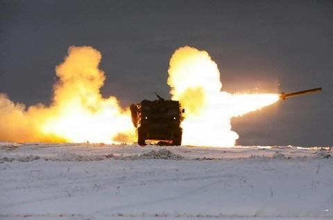 隶属第41野战炮兵旅的M270A2进行实弹射击训练，摄于德国，今年2月初。虽然风