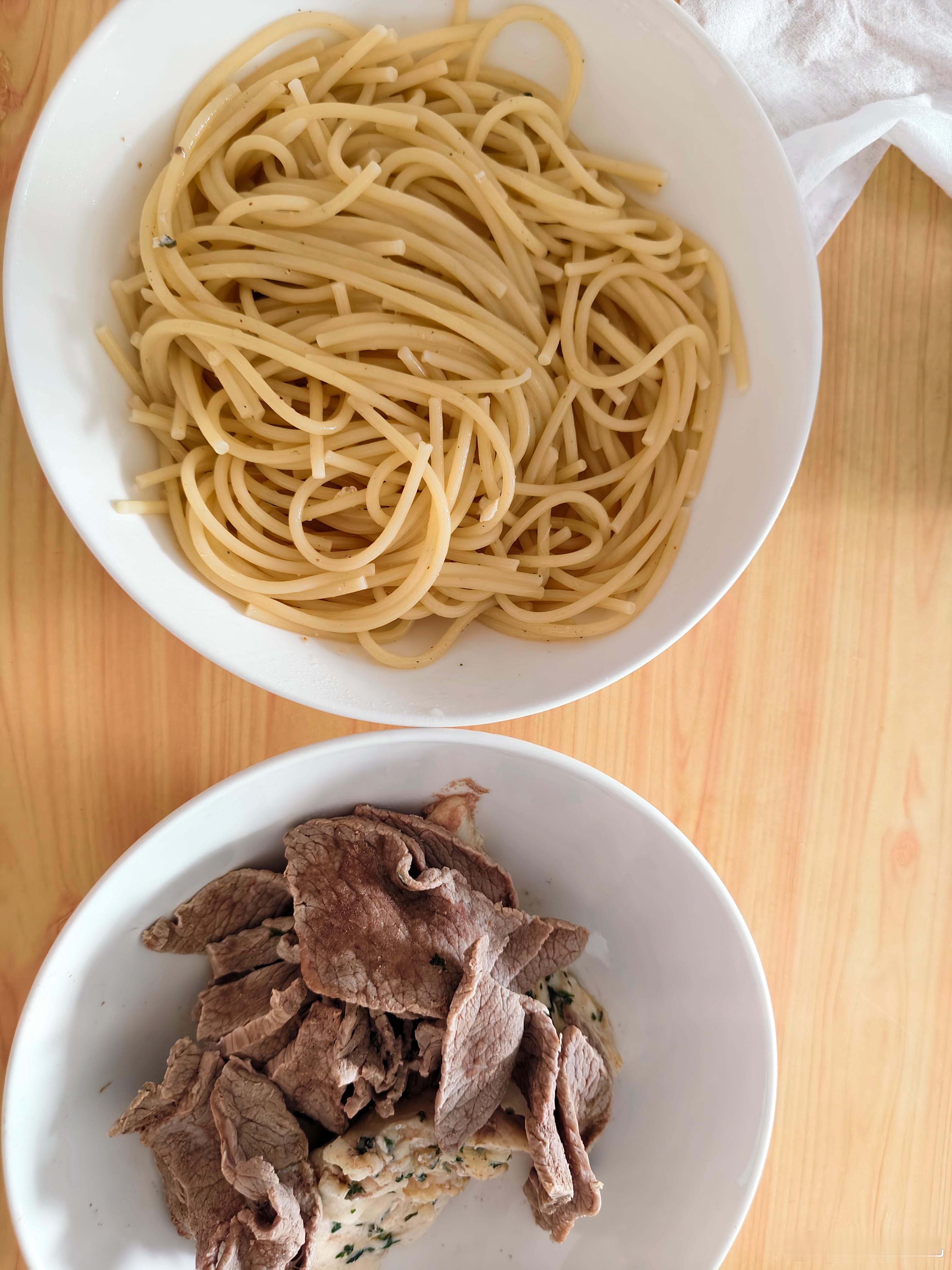 中午吃饭我搞点意面，烫点牛肉鸡胸肉吃吃吧都吃啥饭? 