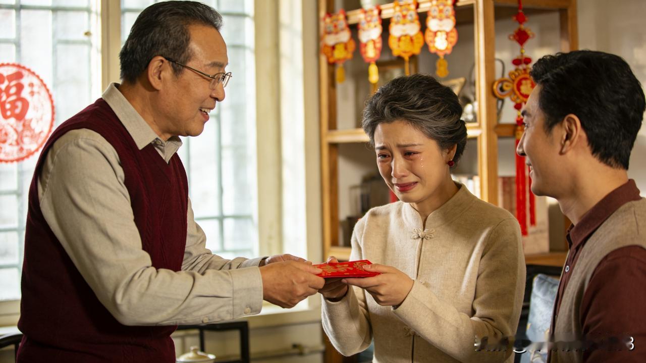 年关越来越近，邻居家的小两口正为回谁家过年犯愁，没想到公公却提前开口了：“今年让