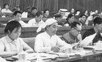 1977年，吴桂贤主动辞去职务，回到西北国棉厂继续当工人。可就在回到陕西的当晚，