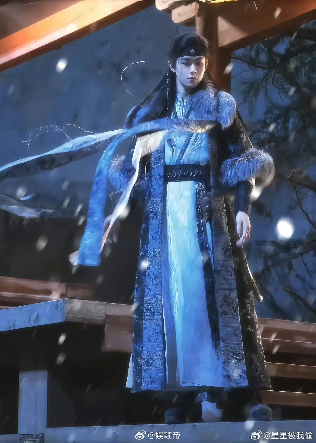 田嘉瑞屋顶战神 最后一片瓦被他归位时，他拍了拍手上的灰，转身冲镜头挑眉一笑。屋顶