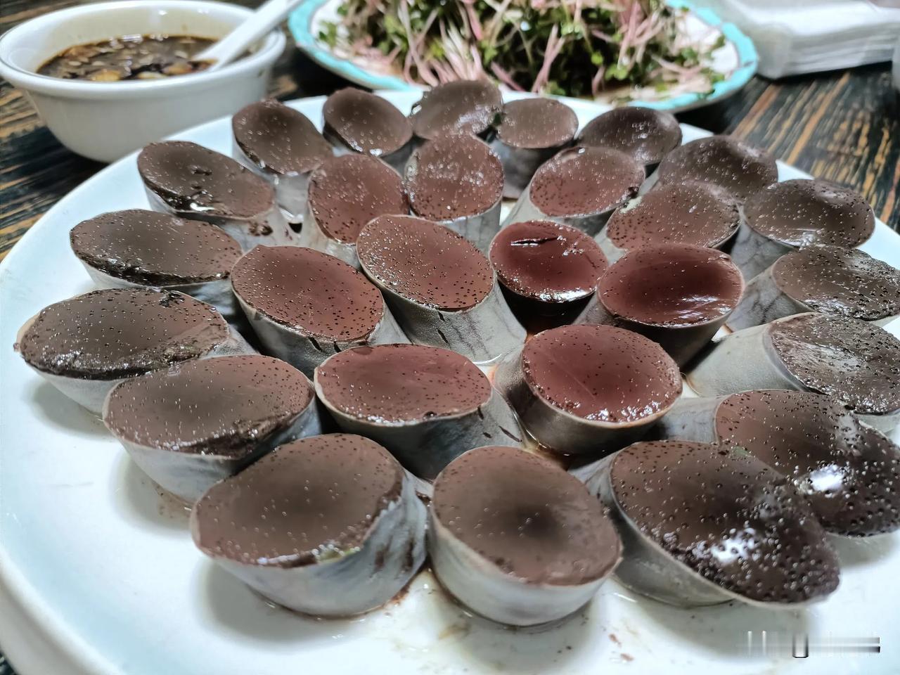 美味诱人的巧克力慕斯，入口即化，甜蜜享受！🍫😋特色菜，血肠。清淡，沾蒜泥。味