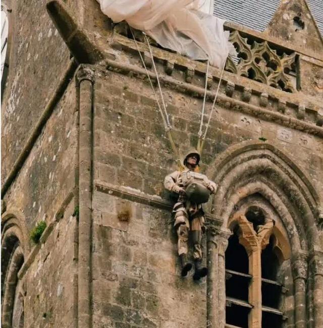 1944年，一名伞兵因失误，被挂在法国的一个教堂上，当德军发现他的时候，他装死骗