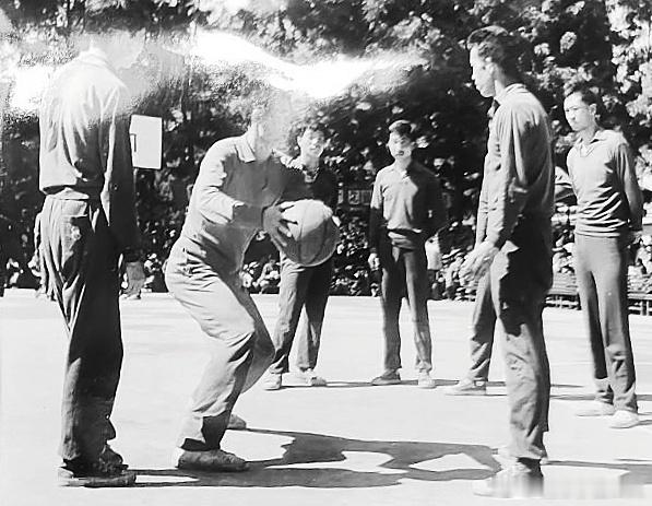 1972年10月11日—30日，全国篮球分区比赛（昆明赛区）在云南省昆明市举行。