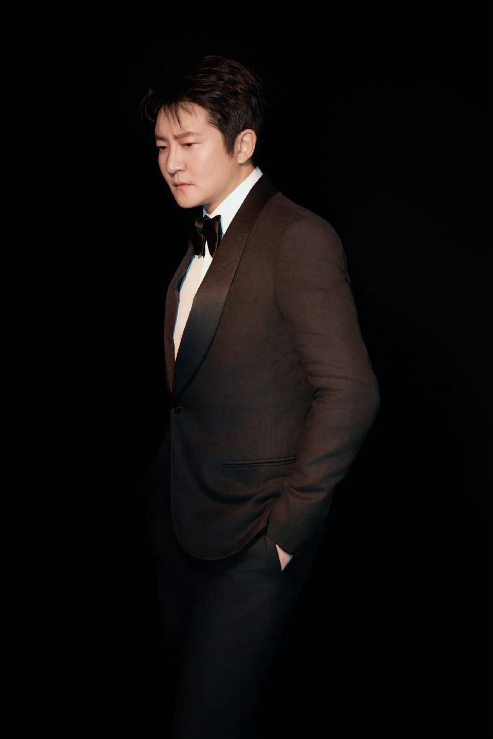 郭京飞左手驻站右手老舅 星光大赏现场，郭京飞左手红壶与《老舅》相映，右肩依卡和《