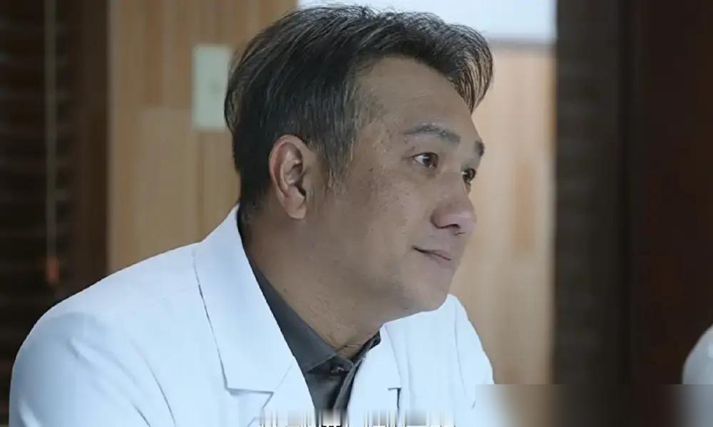 开拍第一天，黄觉就崩溃了，给导演打电话，说我不行，我演不了。

当初官宣他临时顶