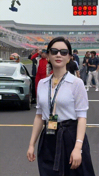 陈数曾是荧幕上的气质女神，
如今却很少出现在公众的视野，
在她最火的时候，她把大