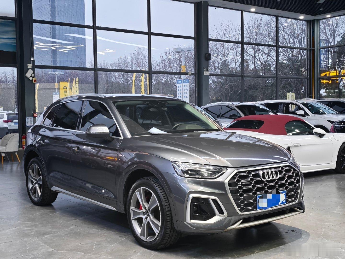 昨天收的Q5L 简简单单做个洗车 就可以拍图上架了 其实这个颜色挺好看，也特别耐