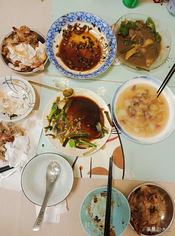 

今天打麻将打到有点晚，回到家已经八点多了，婆婆和孩子们已经吃完饭了，桌上只