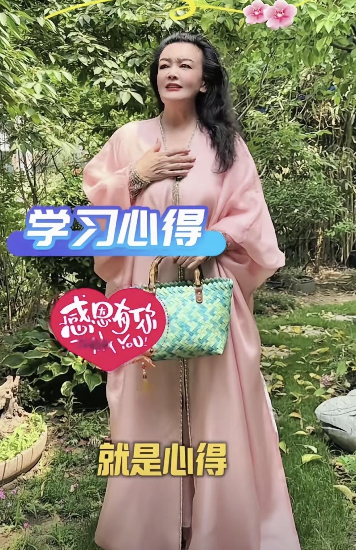 没有谁能和兰姐比，自己家的产品她真的很用心，看看她手里拿着麻六记的粽子，包装得真
