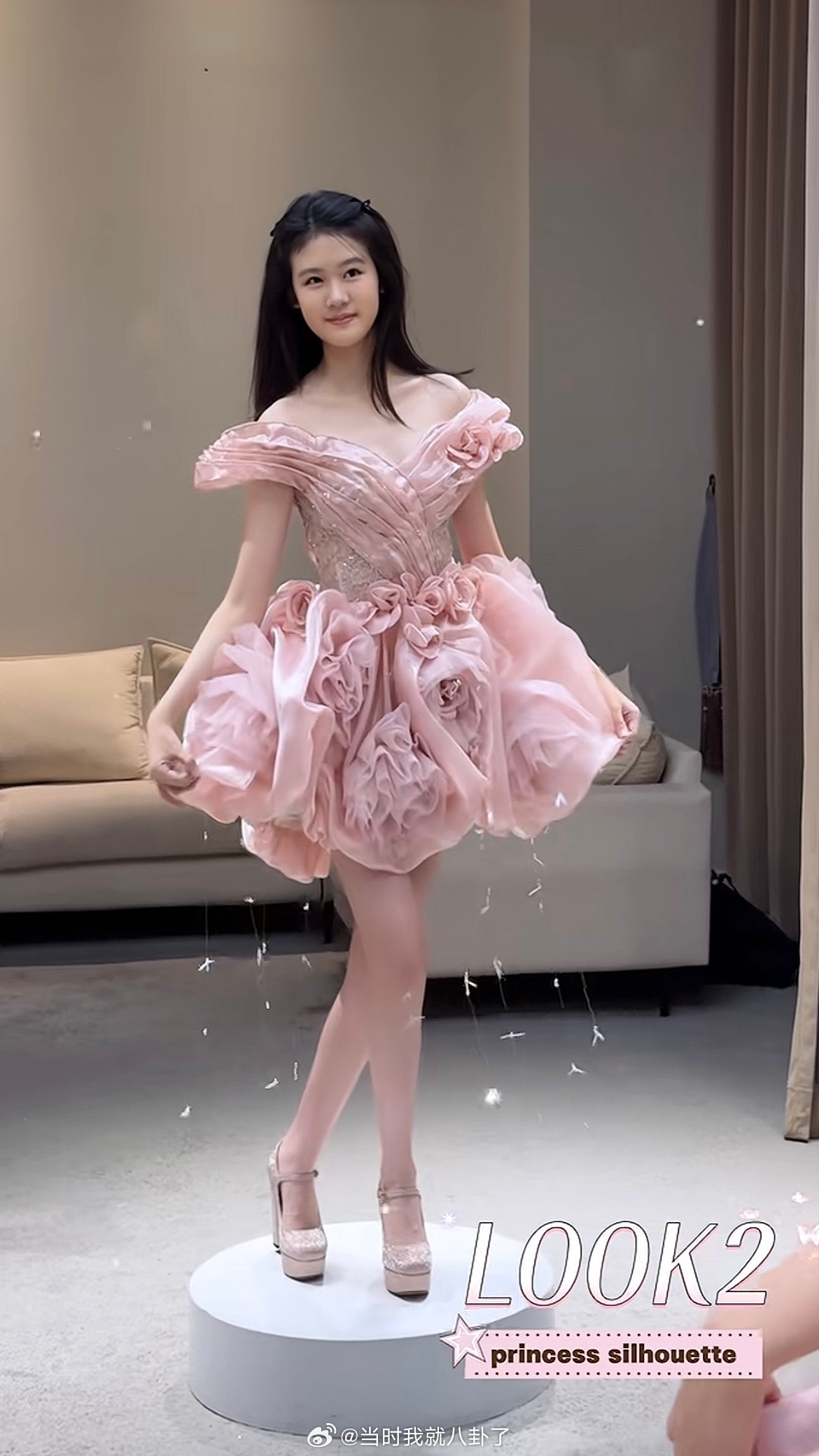 时间怎么过得这么快，陆毅鲍蕾的女儿贝儿居然已经18岁了！！试穿成人礼礼服这趴可以