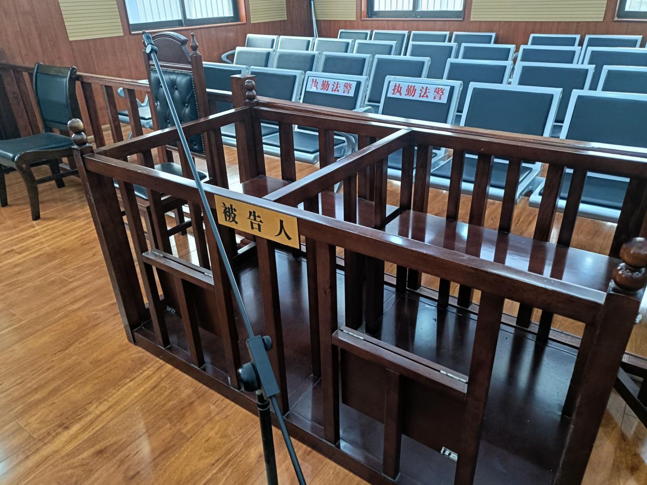 让各级官员每年到法院刑庭的庭审现场观摩，能触动他们的心灵，对预防贪腐有着直观的效