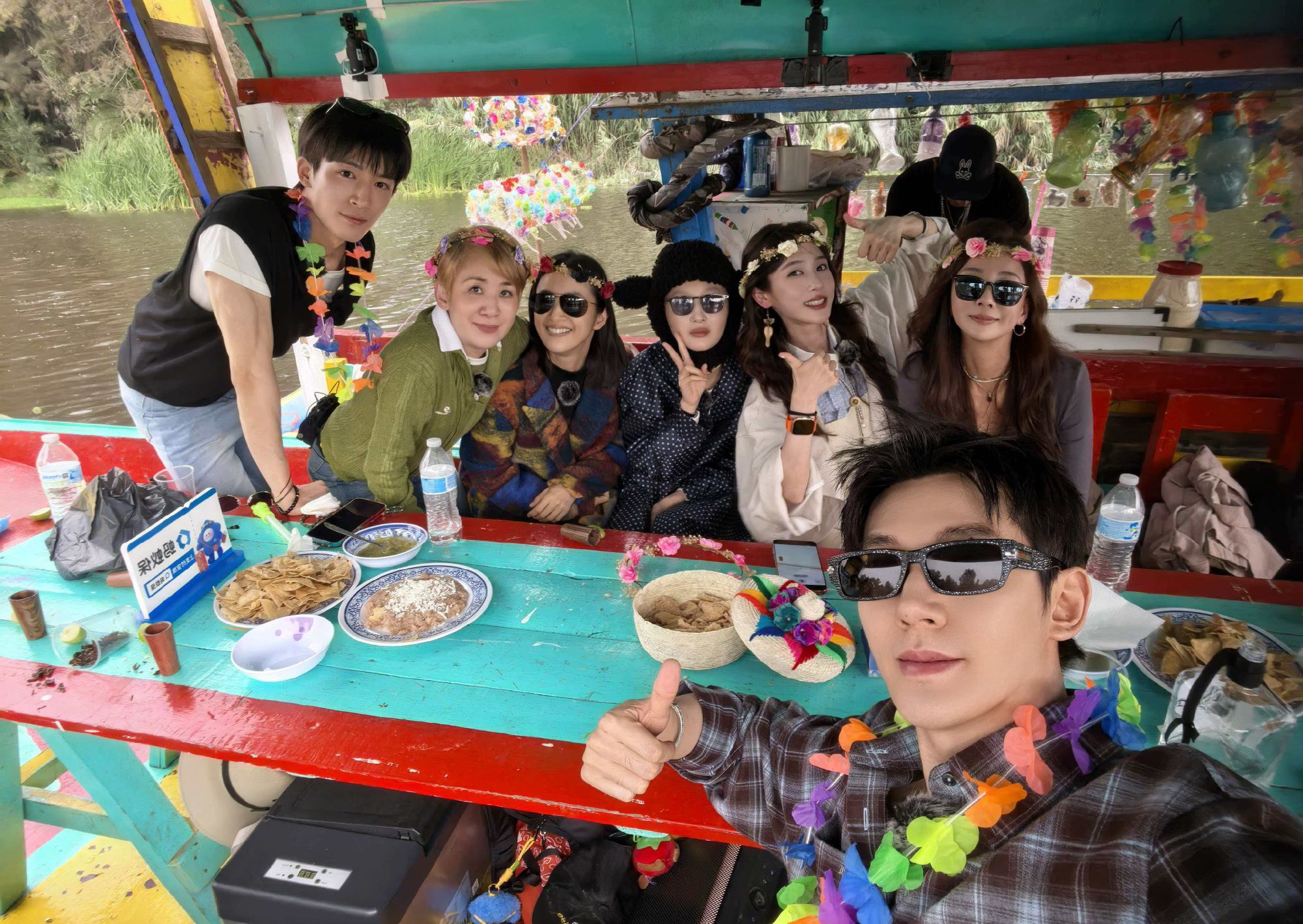 邓为王星越好爱送礼物俩男的邓为王星越购物起来发狠了忘情了邓为 王星越给花少团挑选
