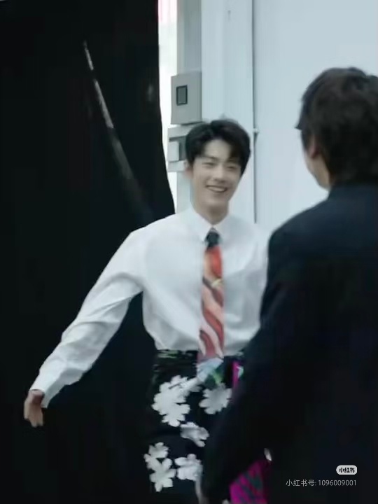 ELLE工作人员放出的花絮里看到肖战有条裤子上面有好多花，这就是春晓吧，想法真的