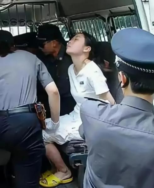 2004年，福州看守所，方晓红在接受注射执行死刑前，身体倚靠着车窗玻璃，微微抬起