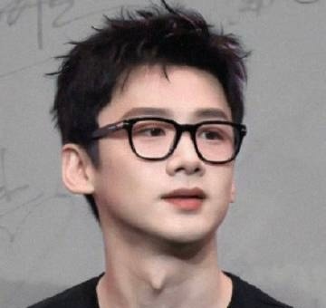 白敬亭肌肉白敬亭在尖叫之夜红毯上的肌肉线条和清爽帅气的形象让许多网友为之倾倒。他