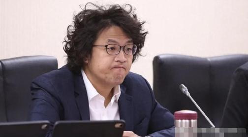 被大陆通缉的台独分子，居然扬言要去北京办双城论坛！6 月 6 日沈伯洋上完香对着