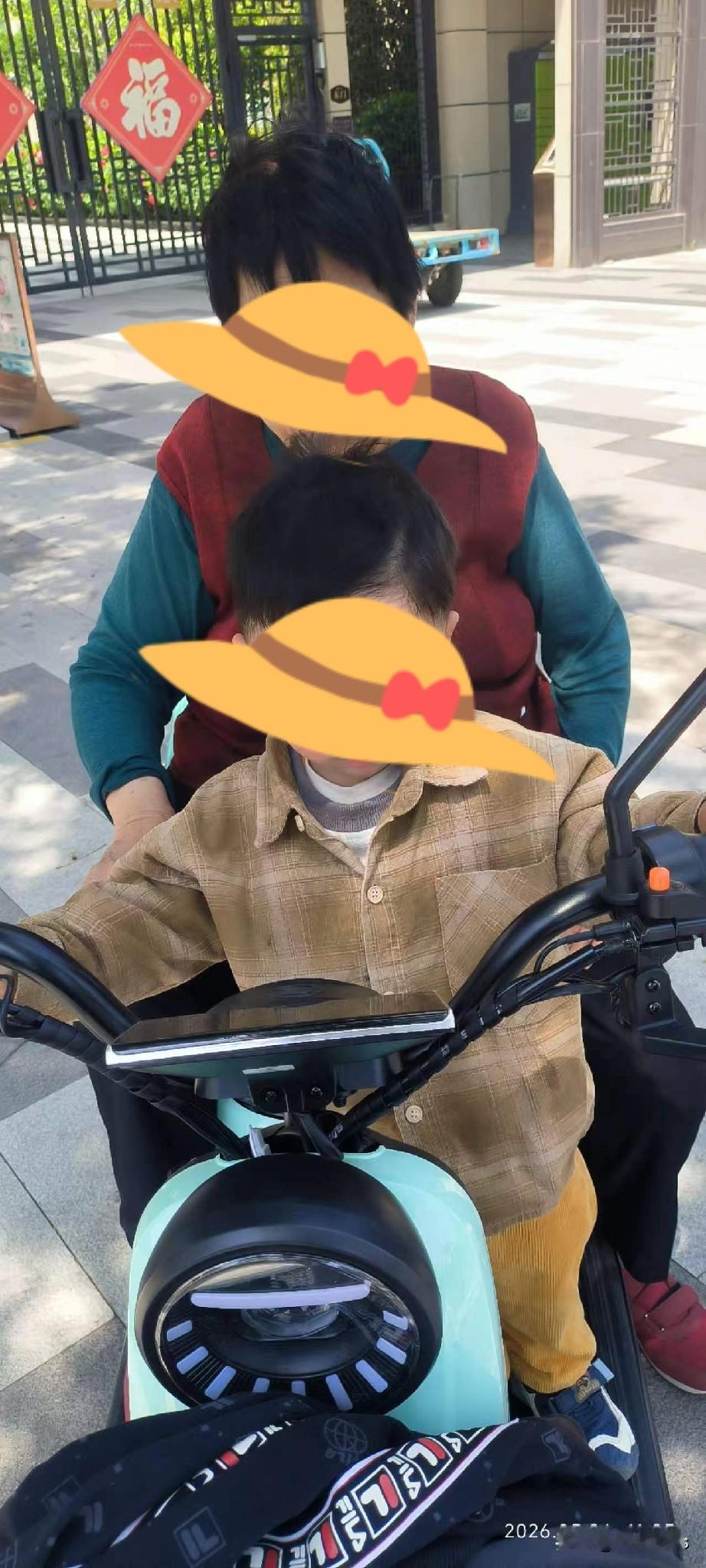 三轮车还是孝心神器

上午八点多我们吃完早饭，瘦哥看着蓝莓和樱桃问我：“你买这么