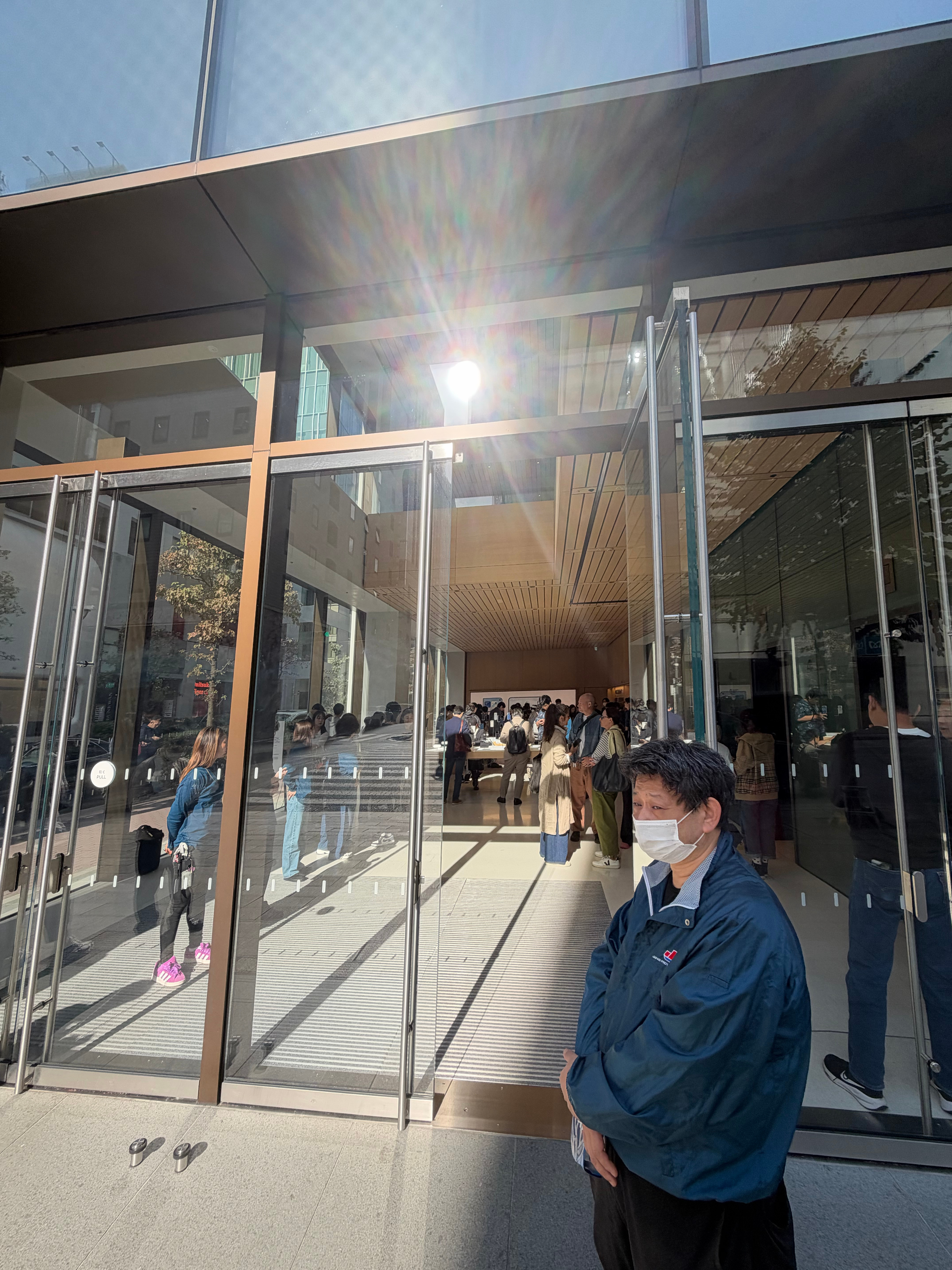 日本 iPhone DUO 开卖，门口不用排队，有预约的直接进就行，非常的平和。