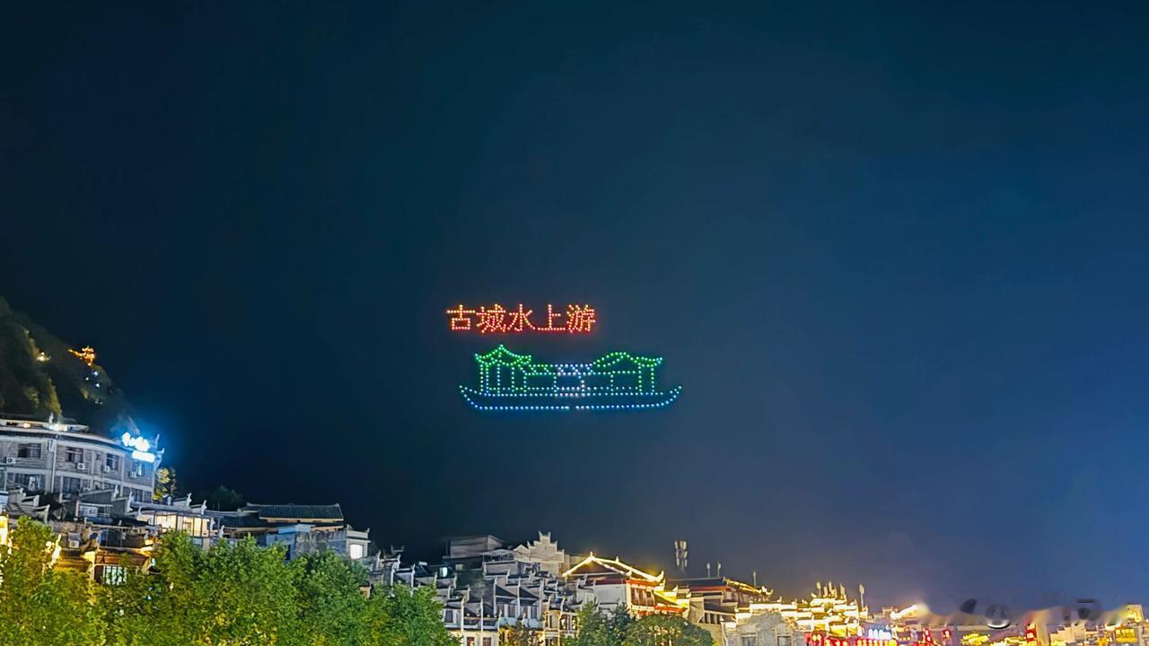 江畔小舟行，霞光映楼台。镇远古镇，一张照片就游玩完的景点，打车也极不好打，基本不