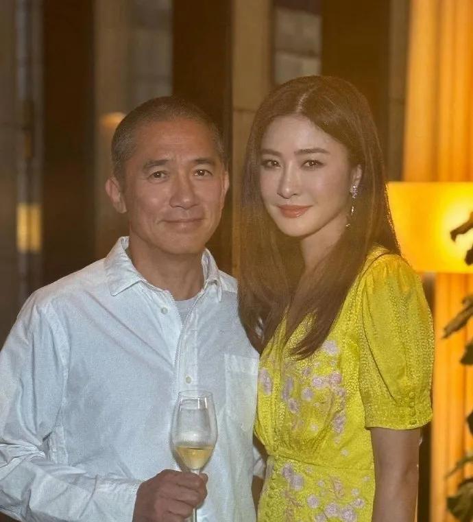 梁朝伟的近照曝光。与他合照的是名模周汶绮。虽然剪了一个圆圆的寸头，但是梁朝伟看起