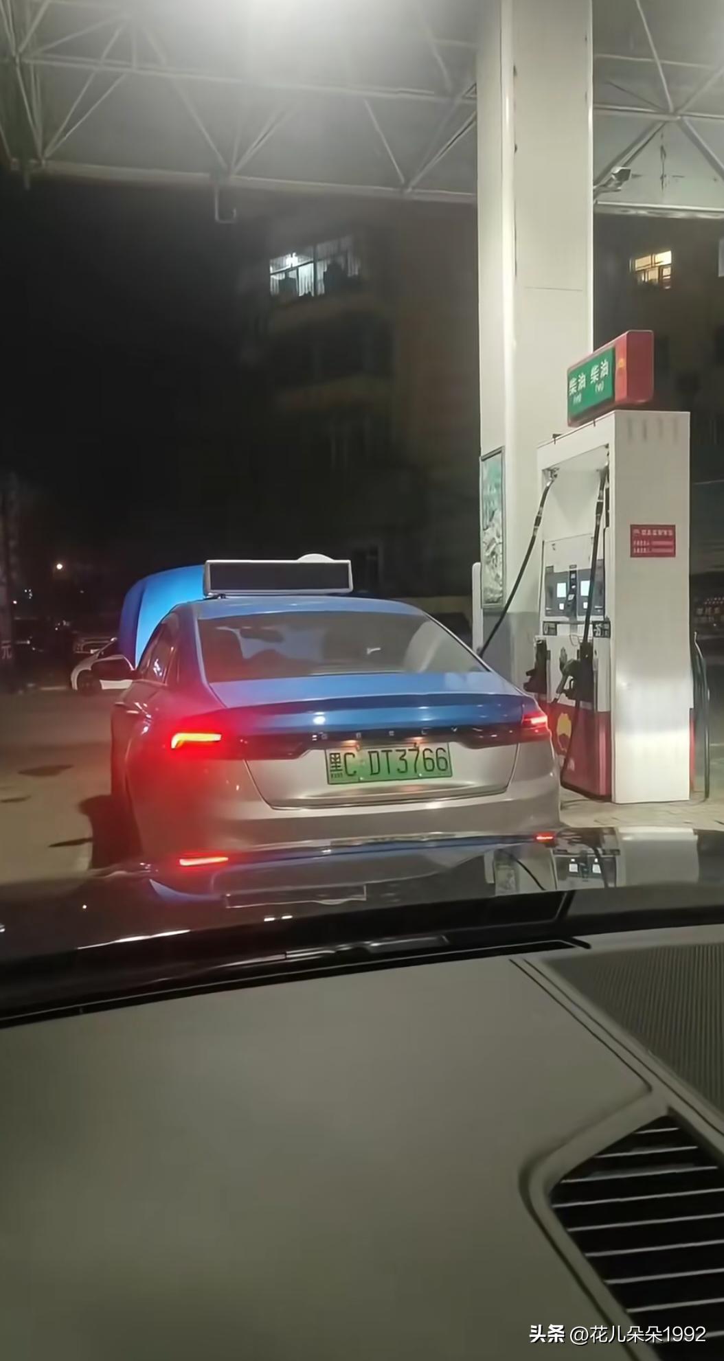 有没有懂车的大神？为什么这辆新能源车要加油呢？
     看他车牌号是d开头的，