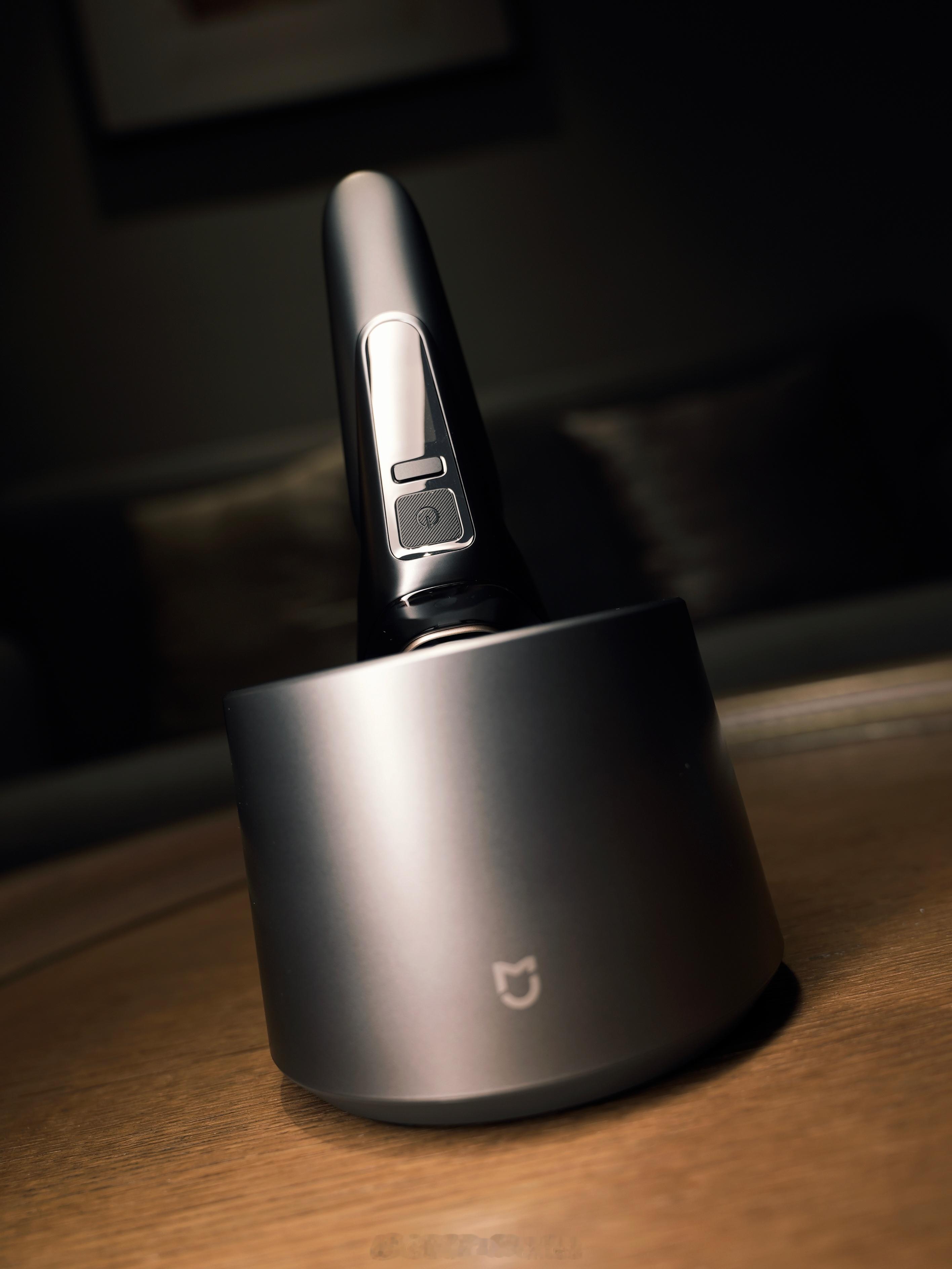 这是昨晚发布的米家电动剃须刀 Pro套装版相较裸机最大的区别就是「多功能基站」，