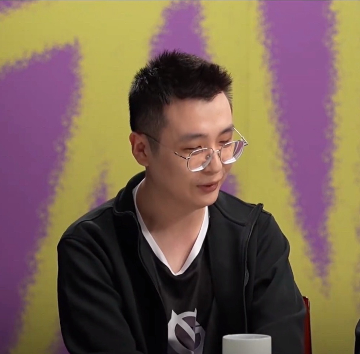 蒜头：其实毛哥的压力真的很大，大家都在集火他，会无限放大他的失误，他也会看到，但