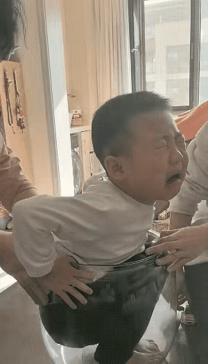 一个三岁左右的男孩，很喜欢研究各种东西，是个闲不住的孩子。
这天，孩子又独自一人