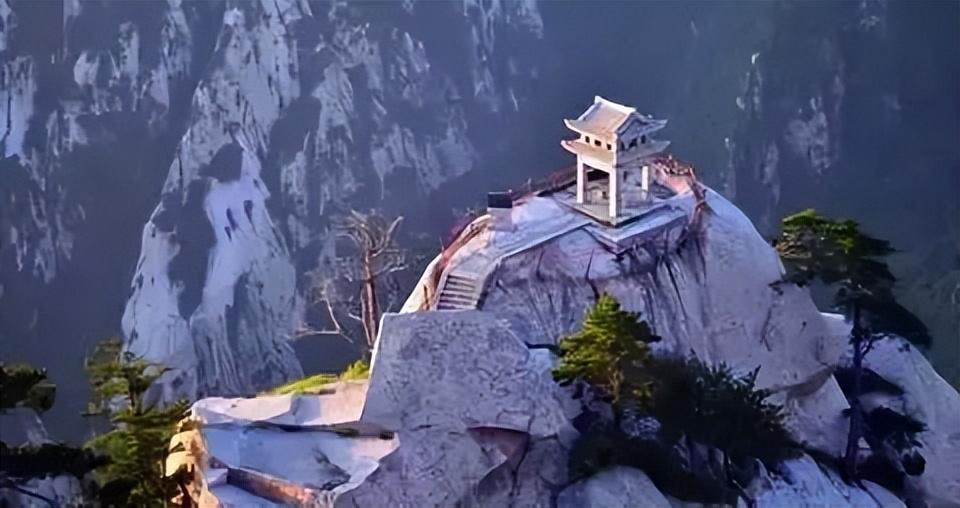 云雾缭绕中，古寺静坐山巅，心随景动山巅古寺倚云开，万壑松风入梦来。