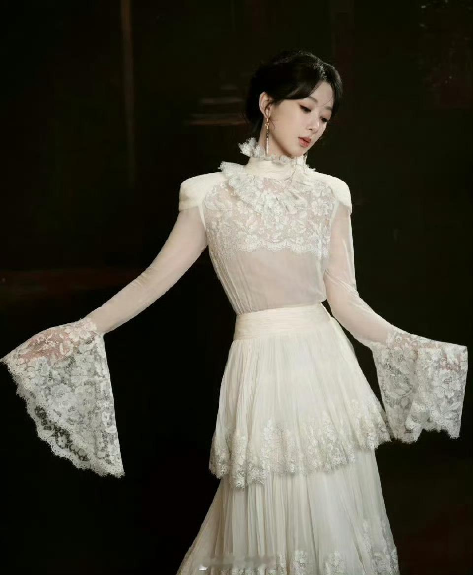 杨紫白玉兰颁奖典礼身穿Valentino 2025春夏高定出场，内娱第一穿 ​​