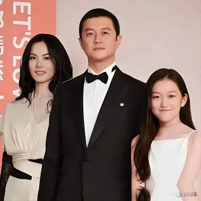 57岁王菲的松弛感，全靠李亚鹏12年“硬扛”：
