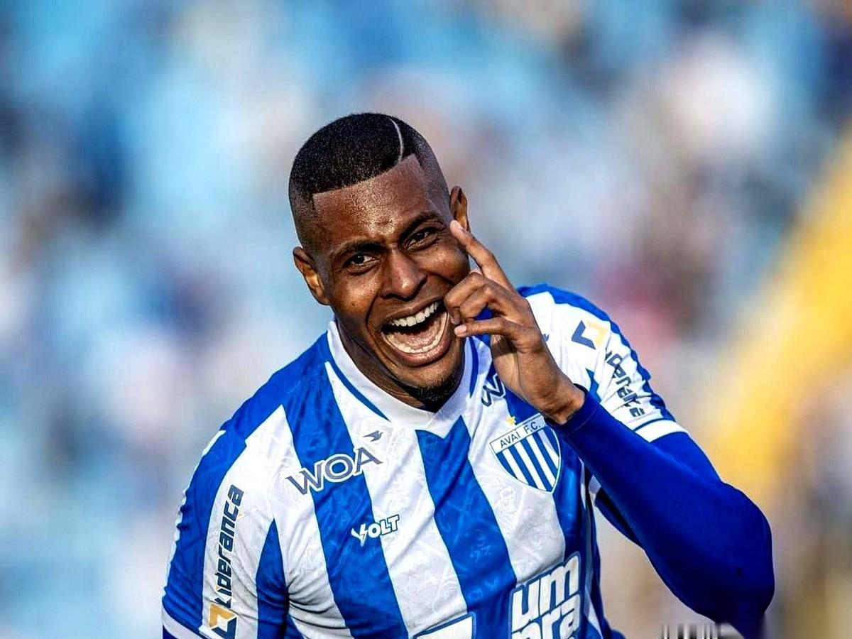 人刚到重庆。
一张数据单已经先拍我脸上了。
巴西乙级联赛，一个赛季，14个球，7