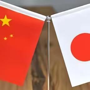 日本总跟中国过不去，有历史和心理多方面原因。过去，晚清腐朽、民国军阀混战，中国内