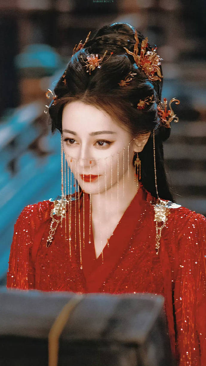 热巴的三月行程图已送达 迪丽热巴羊羔毛垂耳帽造型  热巴的三月行程图已送达，是看