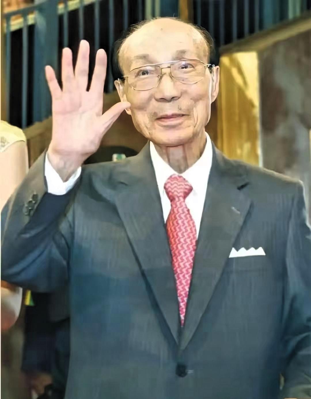 一位明白人说过：“你去公园里转转，那些活到九十多岁还精神抖擞、骂起人来中气十足的