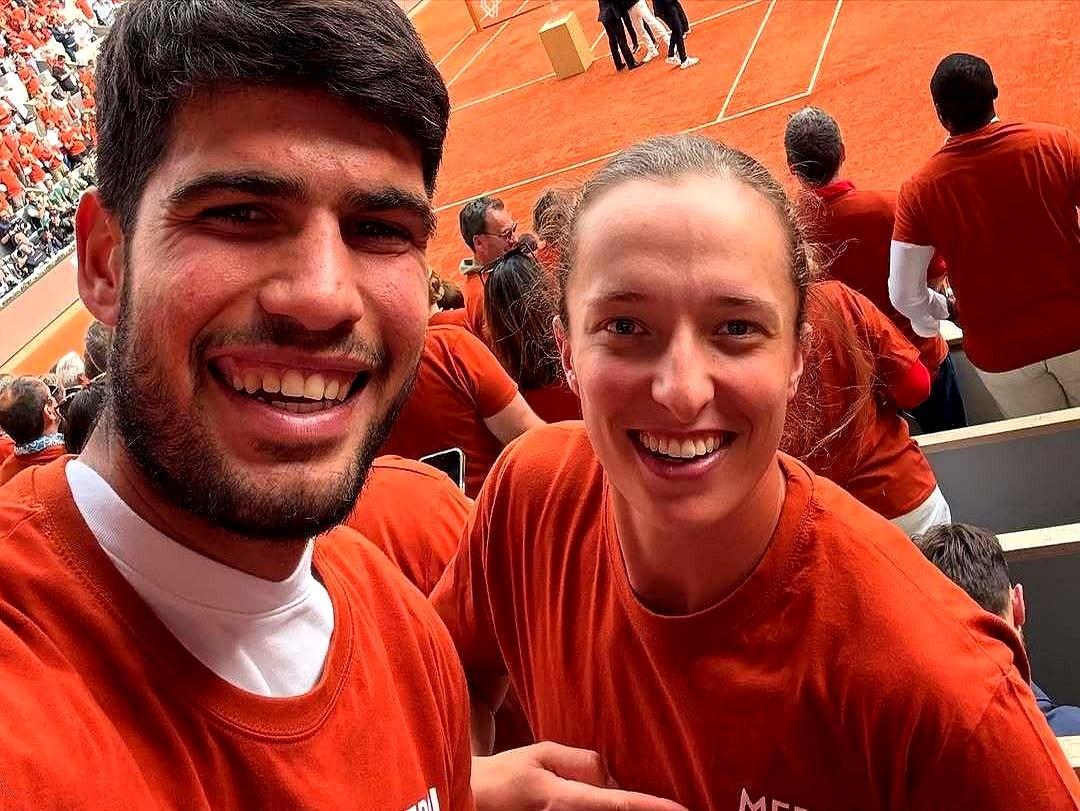 萨巴伦卡把一枚12克拉祖母绿大钻戒怼在镜头前，网坛彻底炸锅。你转头一看，世界第一