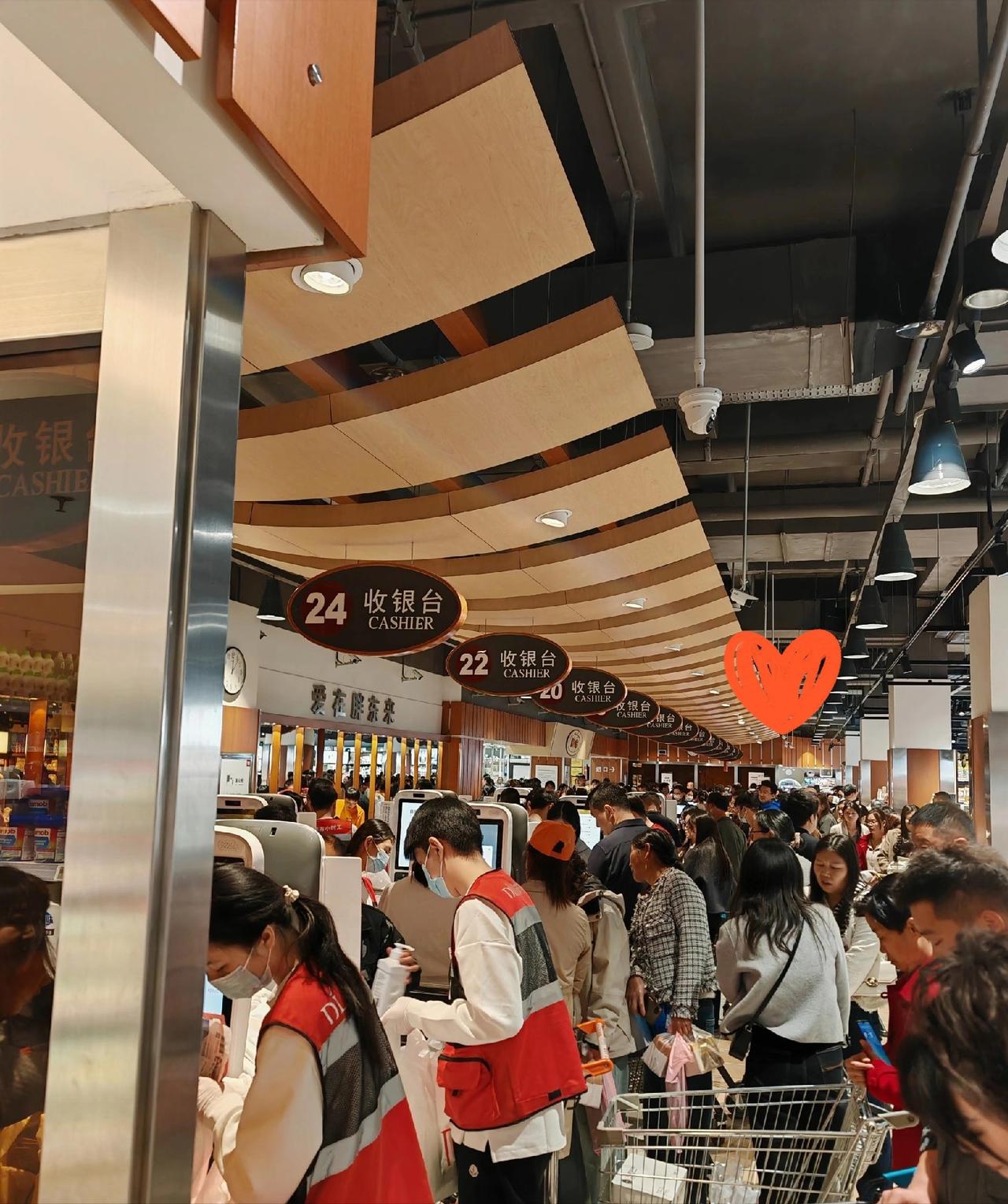 我姐在胖东来干了一个月
拿了1万1的工资。家里人都挺高兴，但我发现，让她整个人变