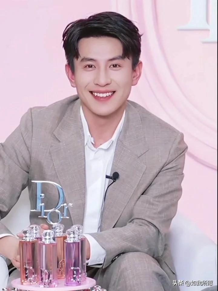 算是明白了，
刘萧旭为啥能让迪奥低头了！
不是因为他帅，而是这届粉丝太“壕”了！