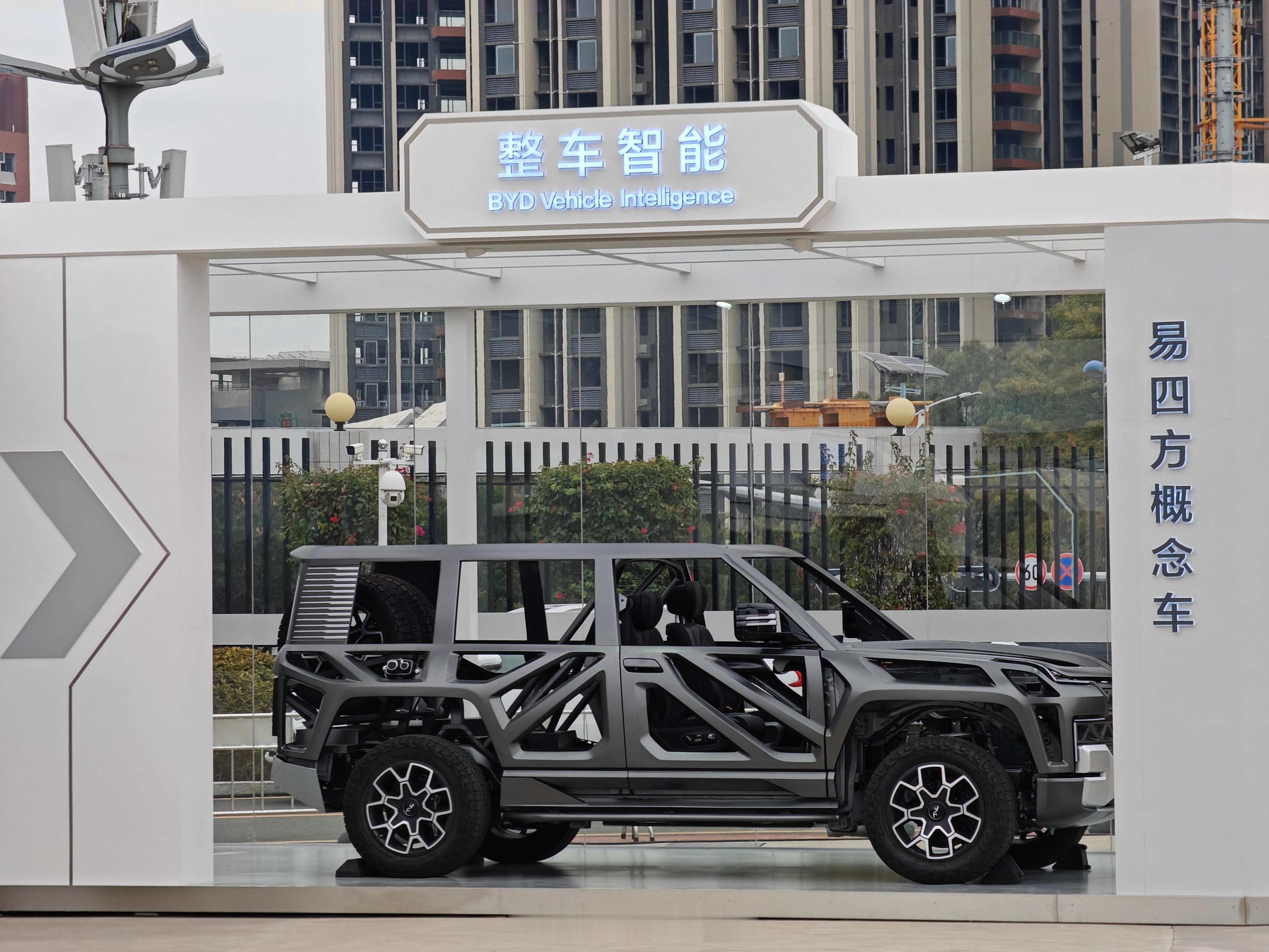 #比亚迪智能化家底有多厚# 早在 2004 年，比亚迪就发布了搭载四个轮边电机的
