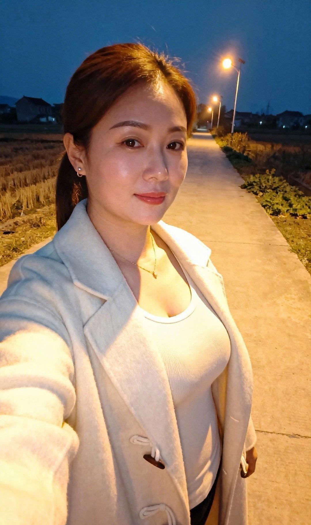 村里的冬天没有城市里的繁华似锦，没有城市里的灯红酒绿，却有着那一份静谧恬淡，那一