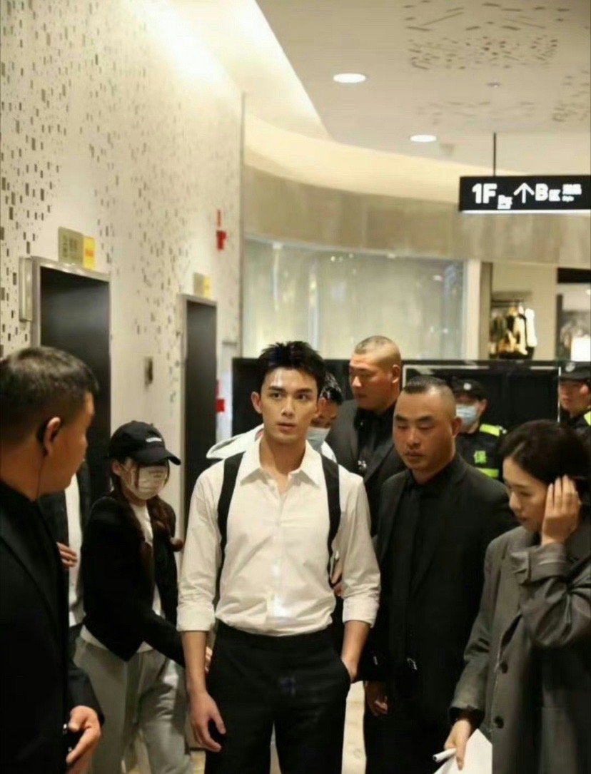 《路人镜头下的吴磊：无需滤镜的帅气》在这个充斥着修图与滤镜的时代，吴磊以其纯天然