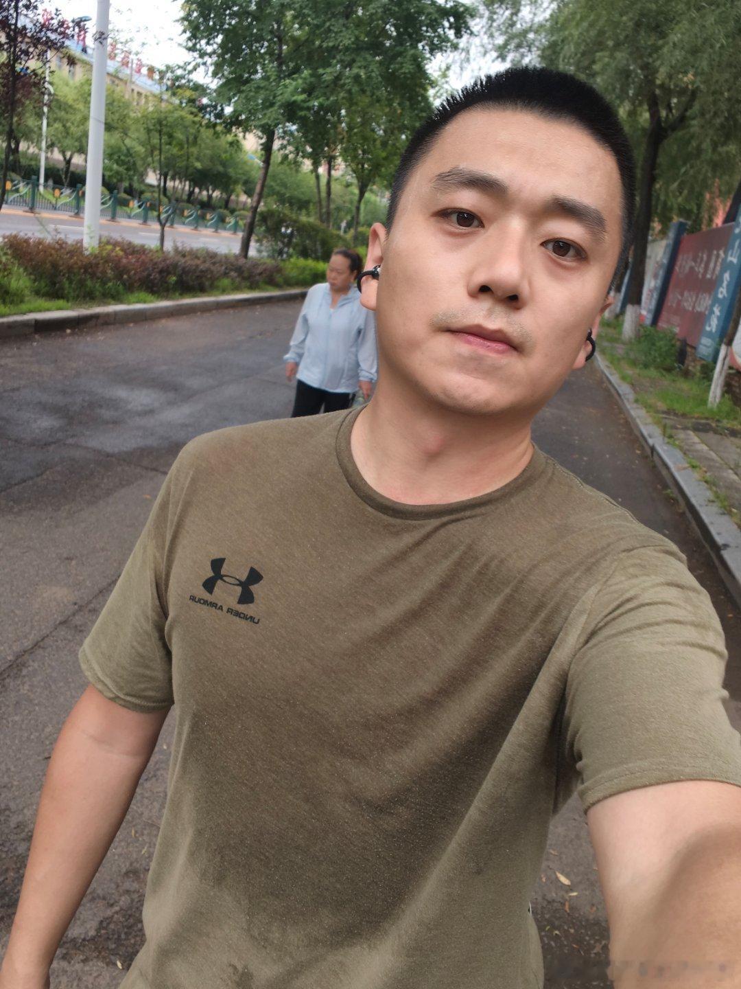 下雨天只有真正热爱才会踢球和跑步热身五公里好像没正经穿过飞马37跑步今天跑了一下