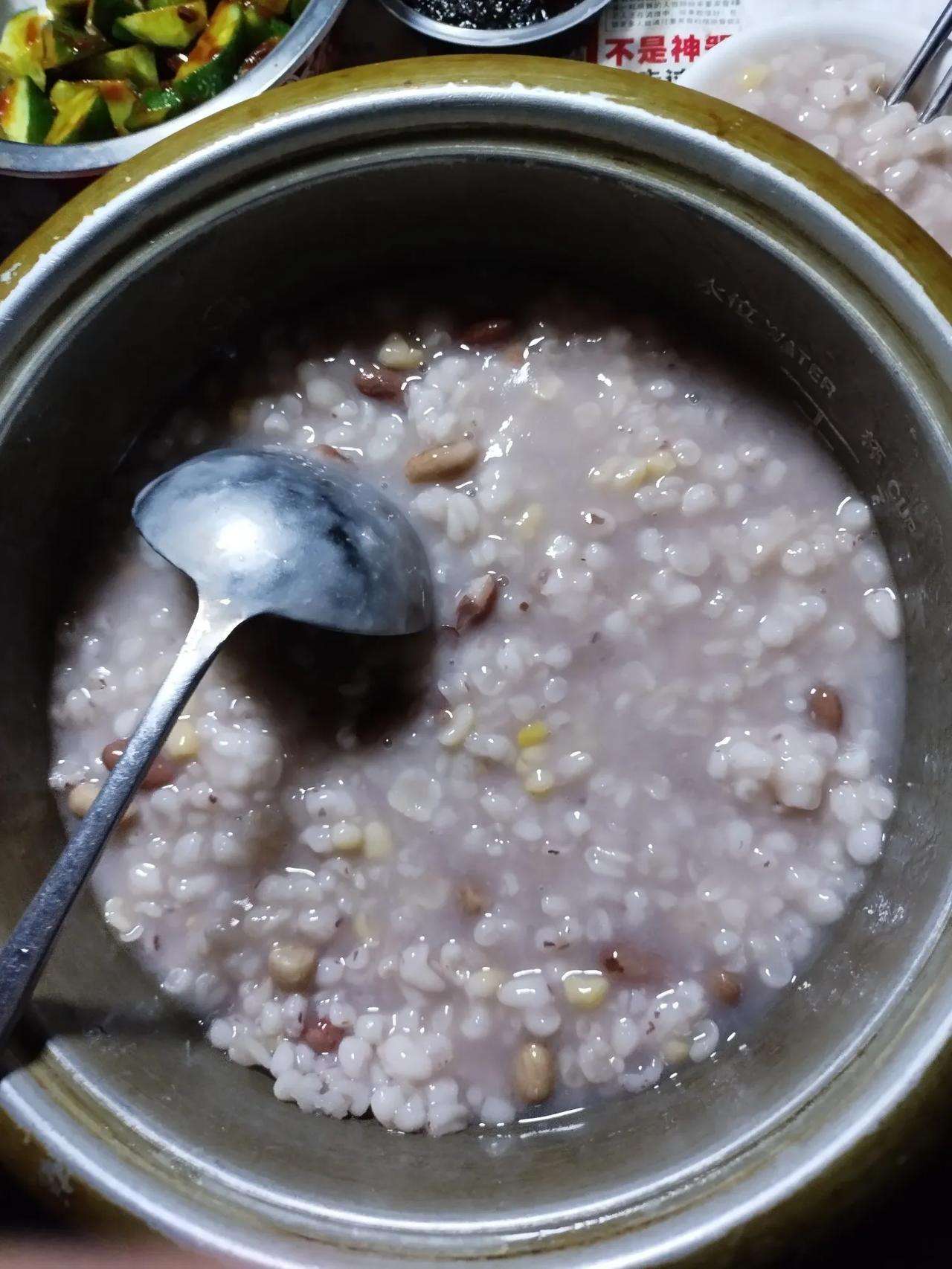 你们看看我和老伴的早餐。

农村亲戚送来的大碴子。

昨天晚上老伴就给他煮了个半